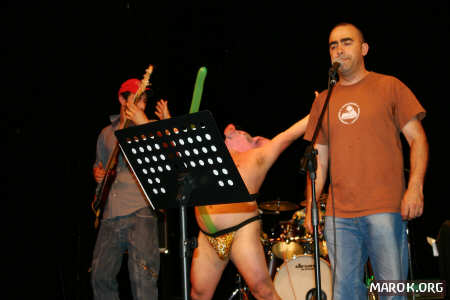 Una fettina di contegno, la prego!