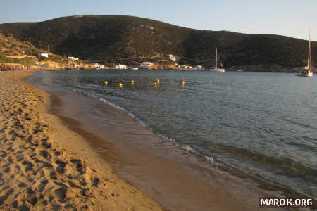 Folla in spiaggia a Βαθύ