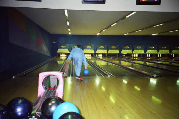 Il giovane Marok gioca a bowling