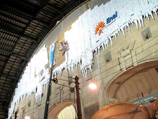 foto alla stazione di Milano ricoperta di ghiaccio per conto dell'Enel